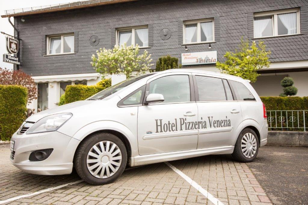 Hotel Pizzeria Venezia Sohren Екстериор снимка